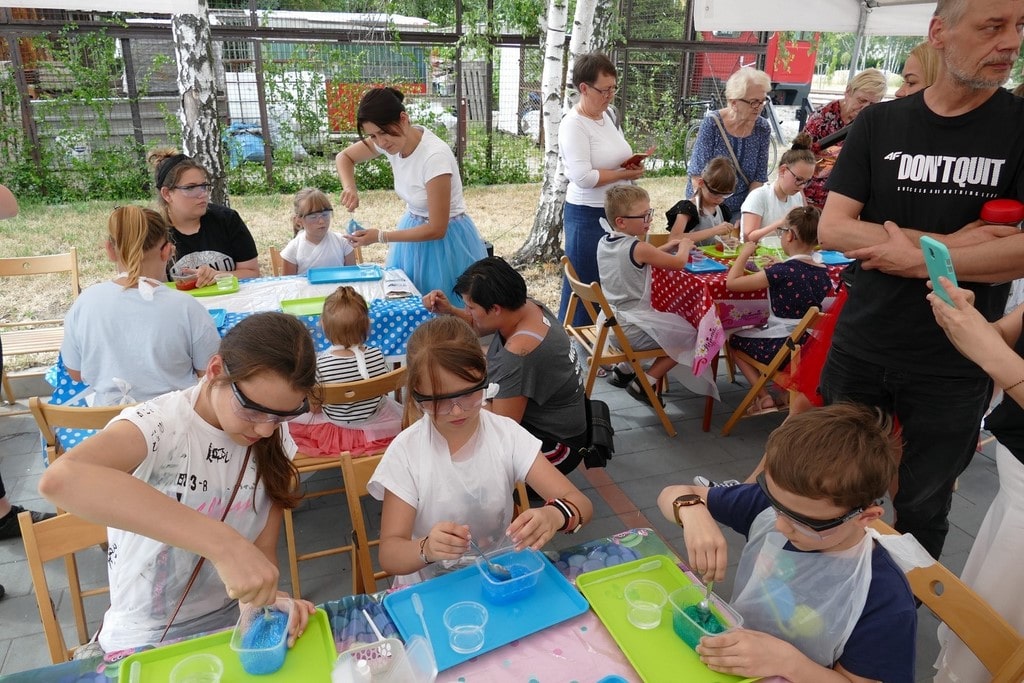 Dzieci podczas zajęć naukowych zorganizowanych w ramach festiwalu dokonujące doświadczeń