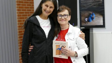 Na zdjęciu Małgorzata Swędrowska wraz z uczestniczką spotkania