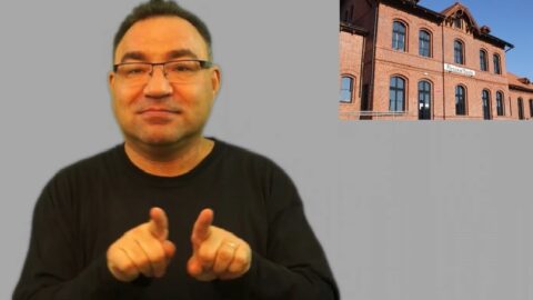 Na zdjęciu kadr z filmu w języku migowym przedstawiający mężczyznę posługującego się tym językiem