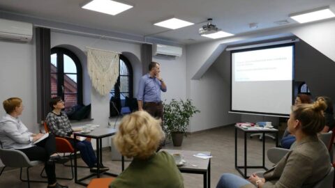 Szkolenie poprowadził Marcin Skrabka – badacz zjawisk kulturowych (na zdjęciu wraz z publicznością)