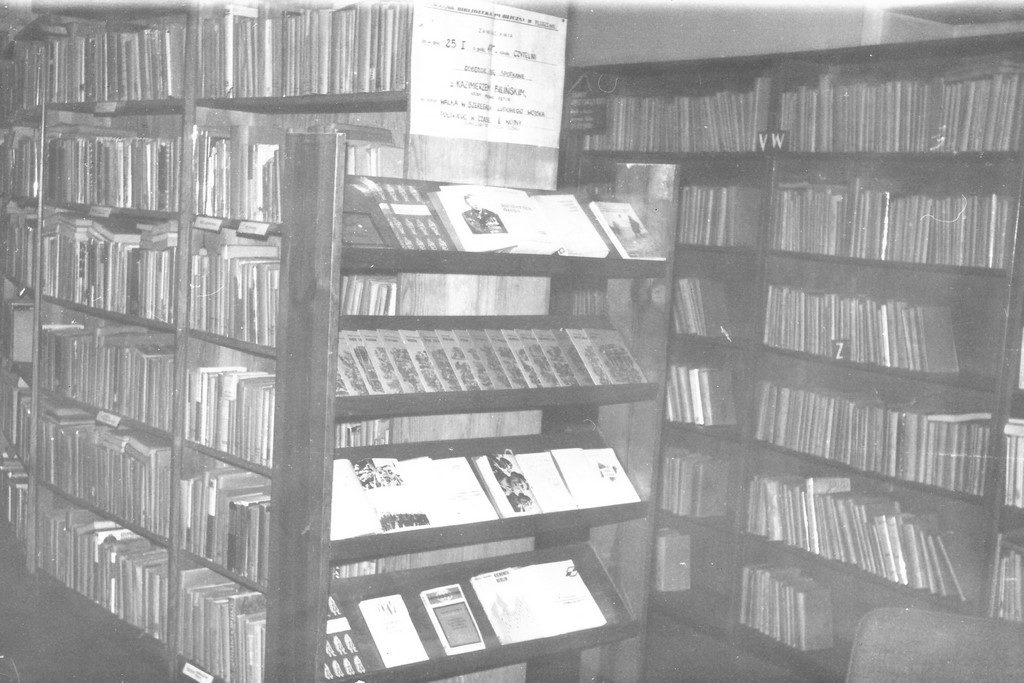 Pomieszczenie wypożyczalni w bibliotece przy ul. Sienkiewicza (1974)