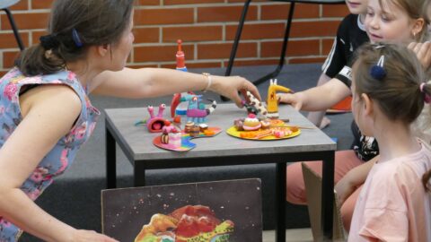 Na zdjęciu Dorina Maciejka wraz z dziećmi uczestniczącymi w warsztatach tworzenia z plasteliny