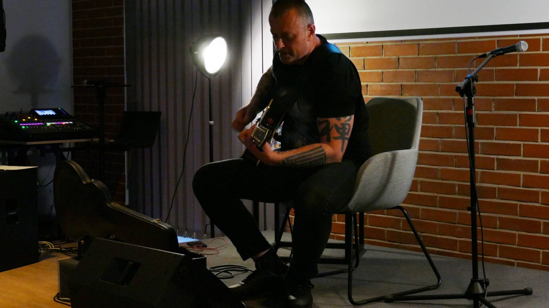 Na zdjęciu Tymon Tymański grający na gitarze