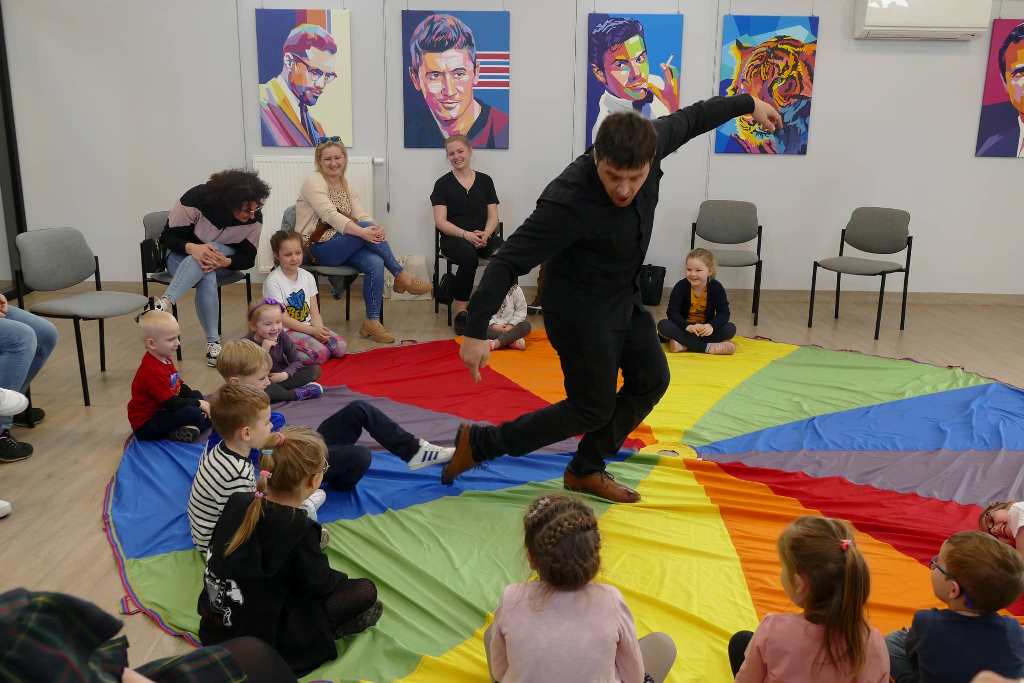 Na zdjęciu Mateusz Świstak podczas zabaw, w otoczeniu dzieci