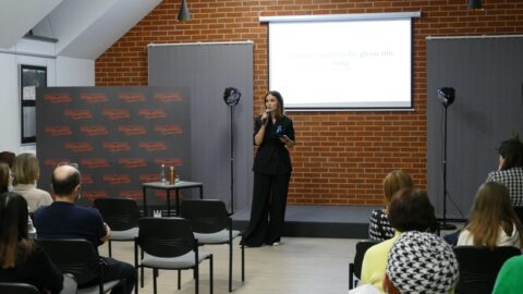 Na zdjęciu Marta Michaliszyn podczas wykładu w sali widowiskowej w bibliotece