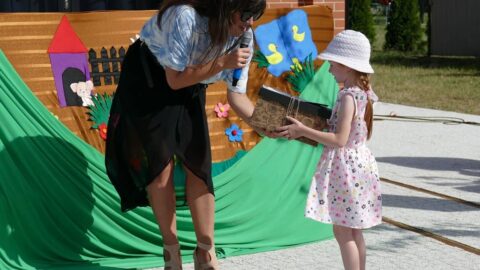 Na zdjęciu dyrektor biblioteki Zuzanna Musielak-Rybak wręczająca nagrodę uczestniczce konkursu
