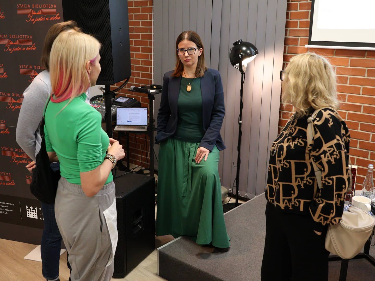 Na zdjęciu Anna Mierzyńska rozmawiająca z uczestniczkami spotkania