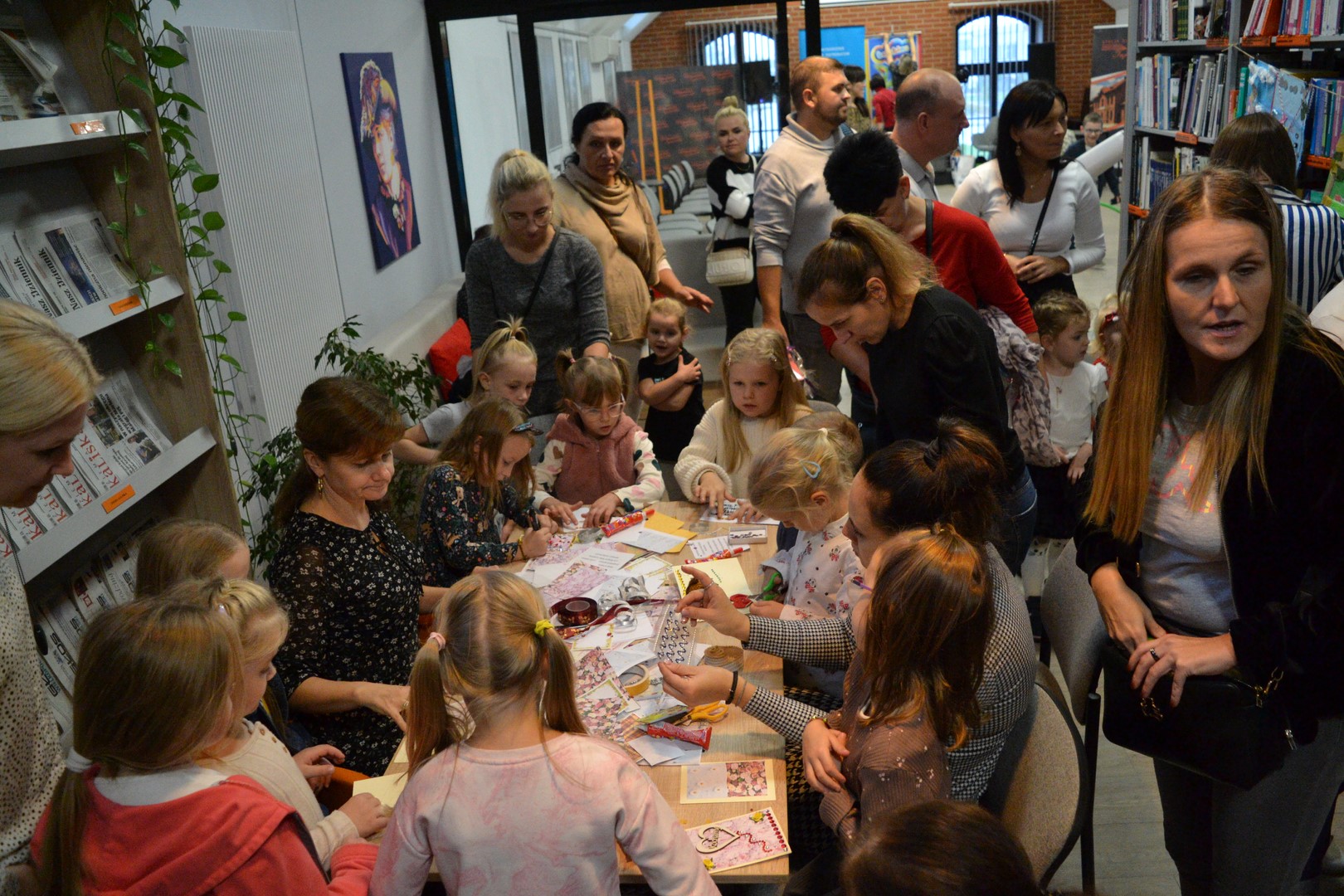 Na zdjęciu uczestnicy warsztatów plastycznych dzieci wraz z opiekunami podczas wydarzenia Święto Biblioteki