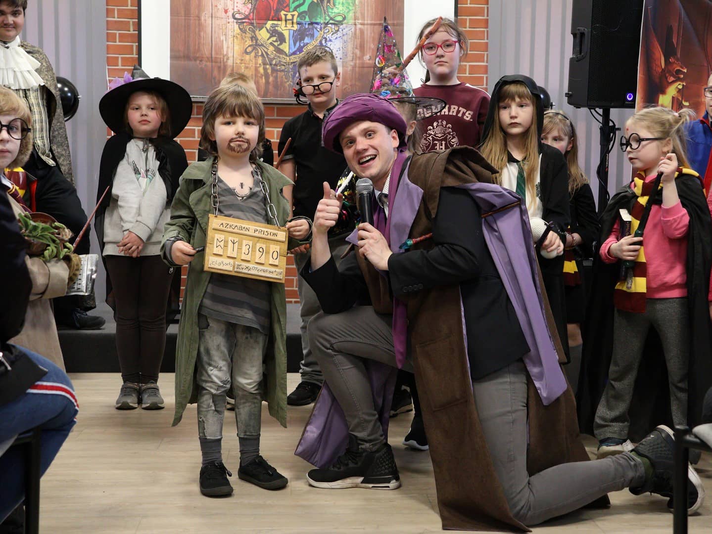 Na zdjęciu dzieci przebrane za postacie z Harrego Pottera wraz z animatorami prowadzącymi wydarzenie