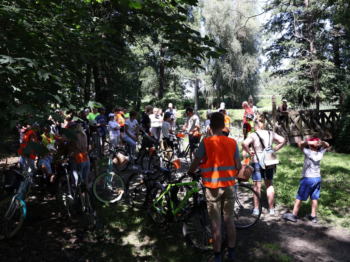 Na zdjęciu uczestnicy rajdu rowerowego na postoju w plantach w Pleszewie